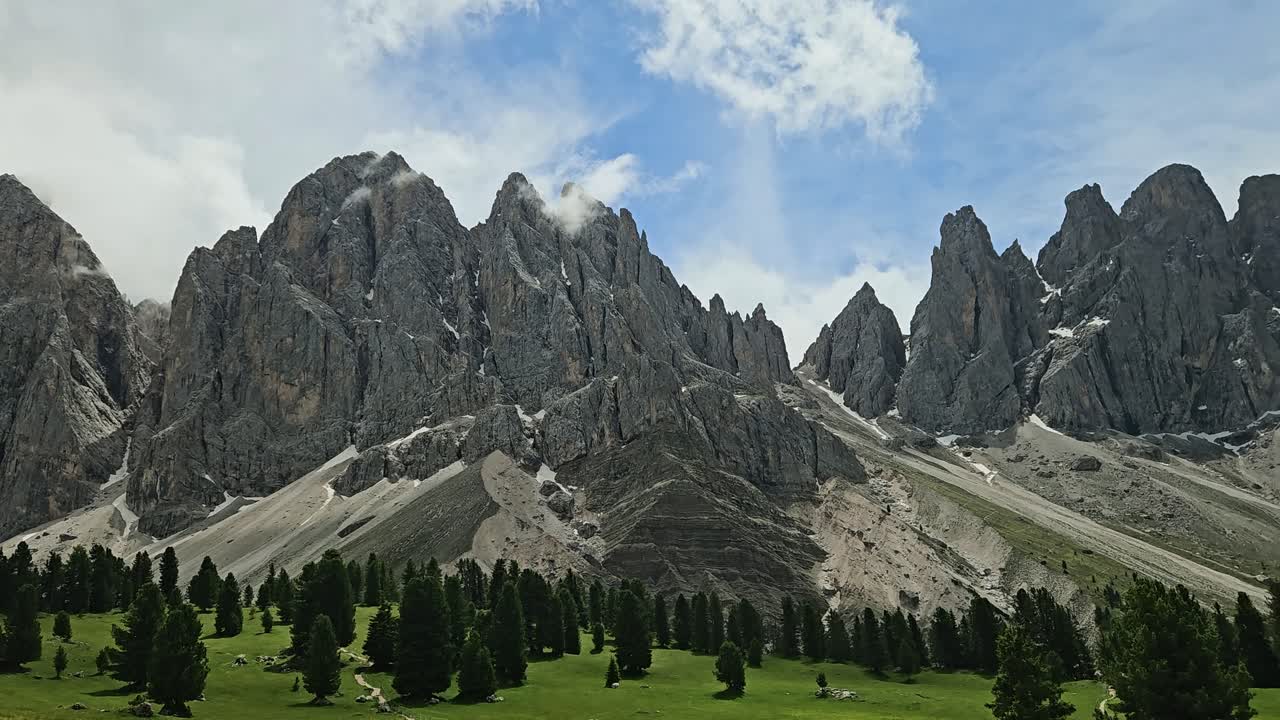 Panorama af Odle - Geisler-bjergkæden i de italienske Dolomitter.