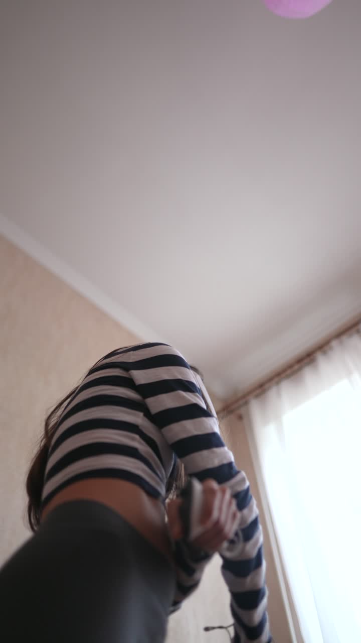 Donna che gioca ai videogiochi con visore VR e telecomando Wii