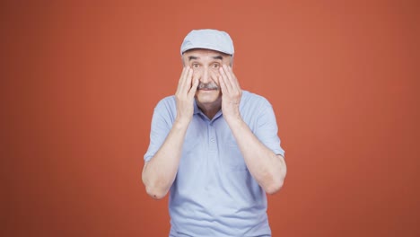 el anciano con arrugas y problemas en la piel es infeliz.