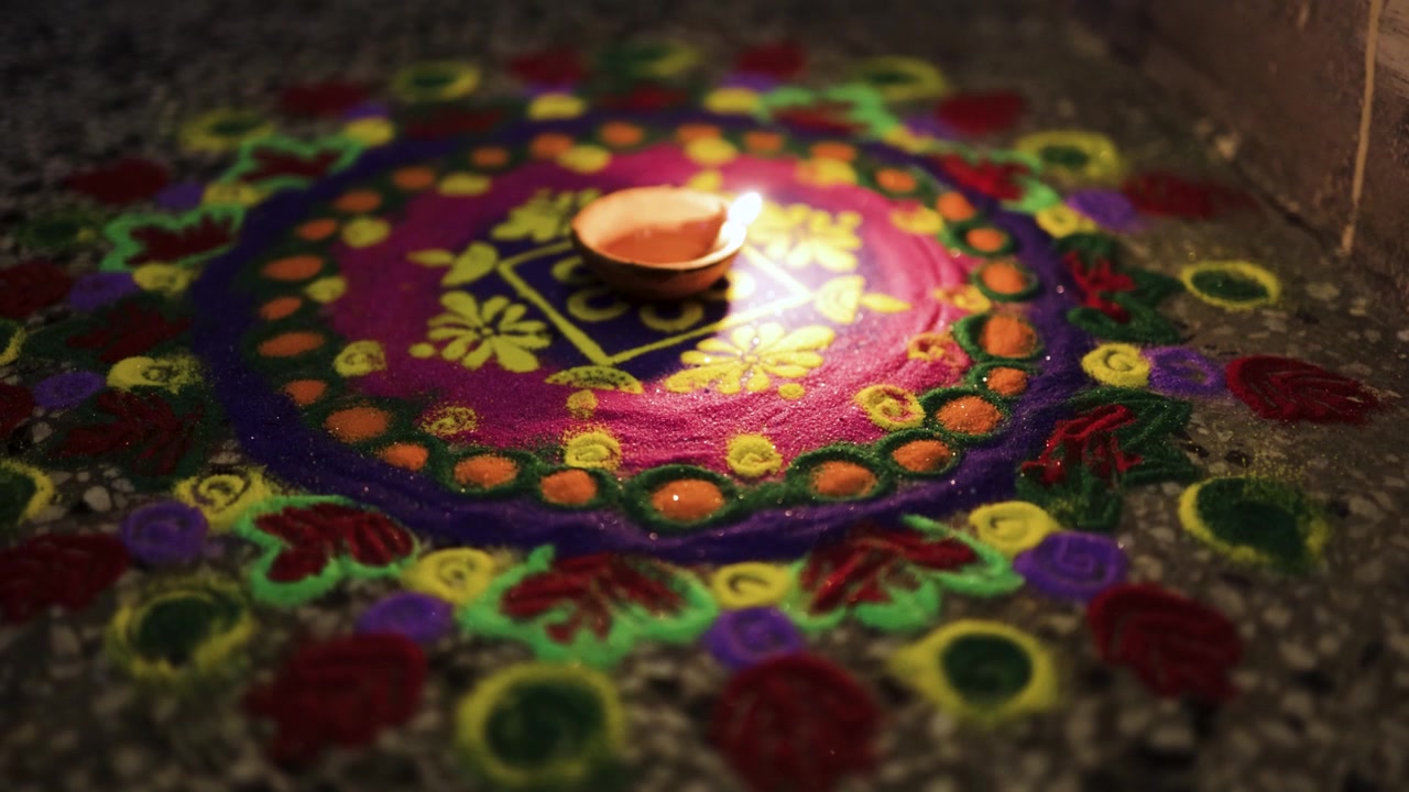Rangoli tradizionale di Diwali con lampada di terracotta luminosa come decorazione all'ingresso di casa