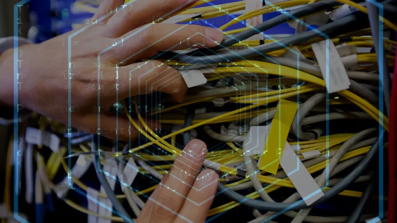 manos sosteniendo cables con hexágono luego líneas de código