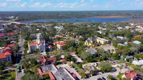 Video-Deslizante-Aerial_4k_forward-Volando-Sobre-El-Centro-De-San-Agustín-Hacia-Flagler-College,-Florida