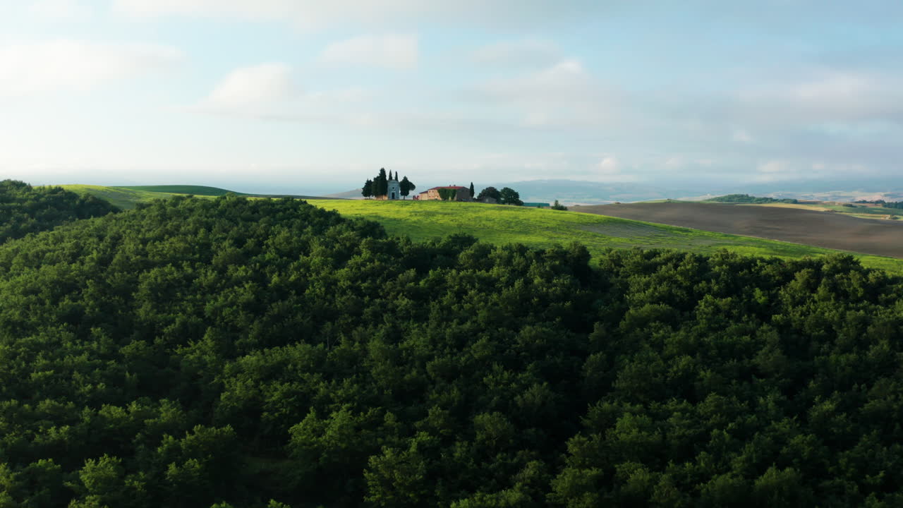 empuje aéreo hacia la capilla vitaleta, hermoso paisaje de toscana