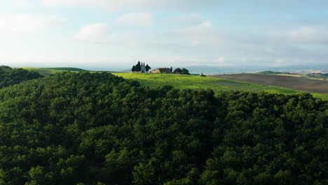 Luftstoß-In-Richtung-Kapelle-Vitaleta,-Wunderschöne-Landschaft-Der-Toskana