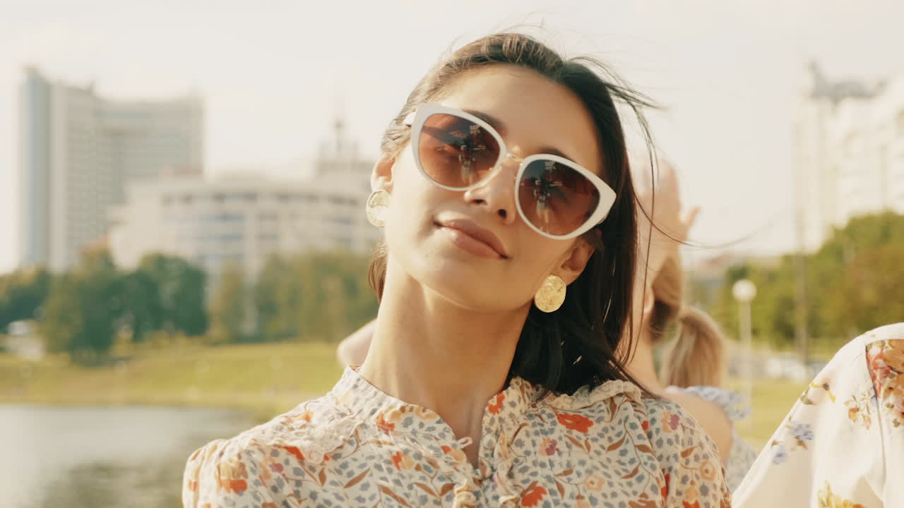 도시 공원에서 행복한 친구들