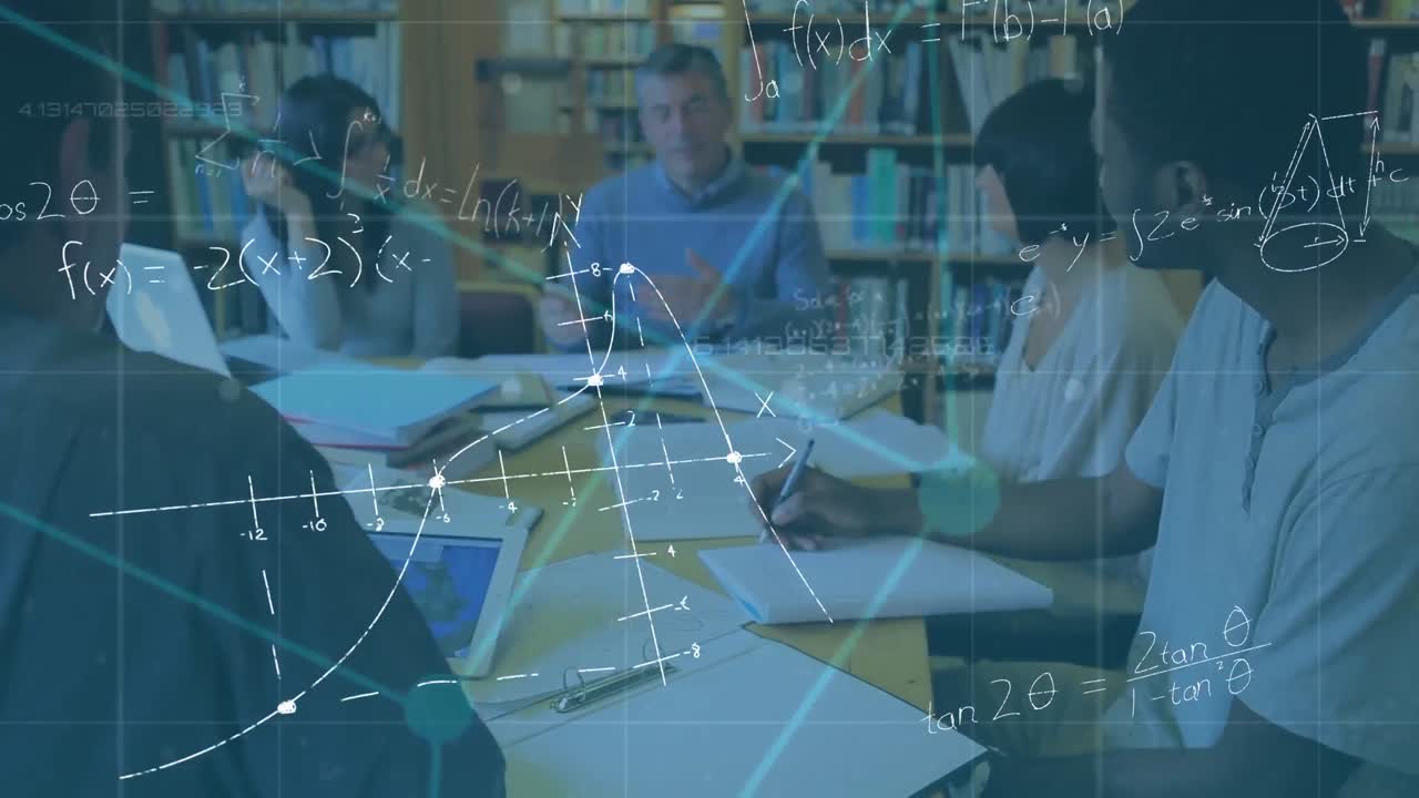 grupo de profesores estudiando en una biblioteca