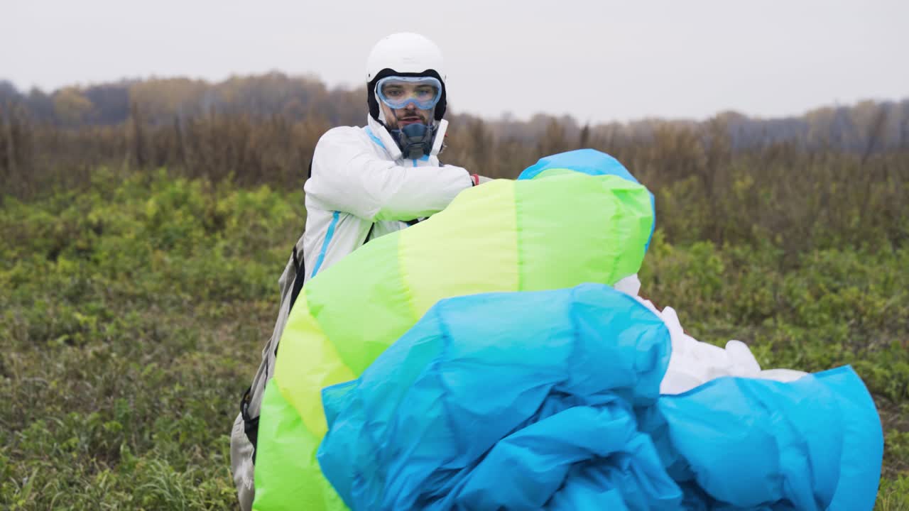 Paraglider bereidt zich voor op de vlucht