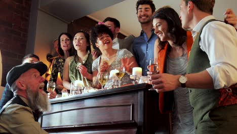 cantando junto al entretenimiento de la boda