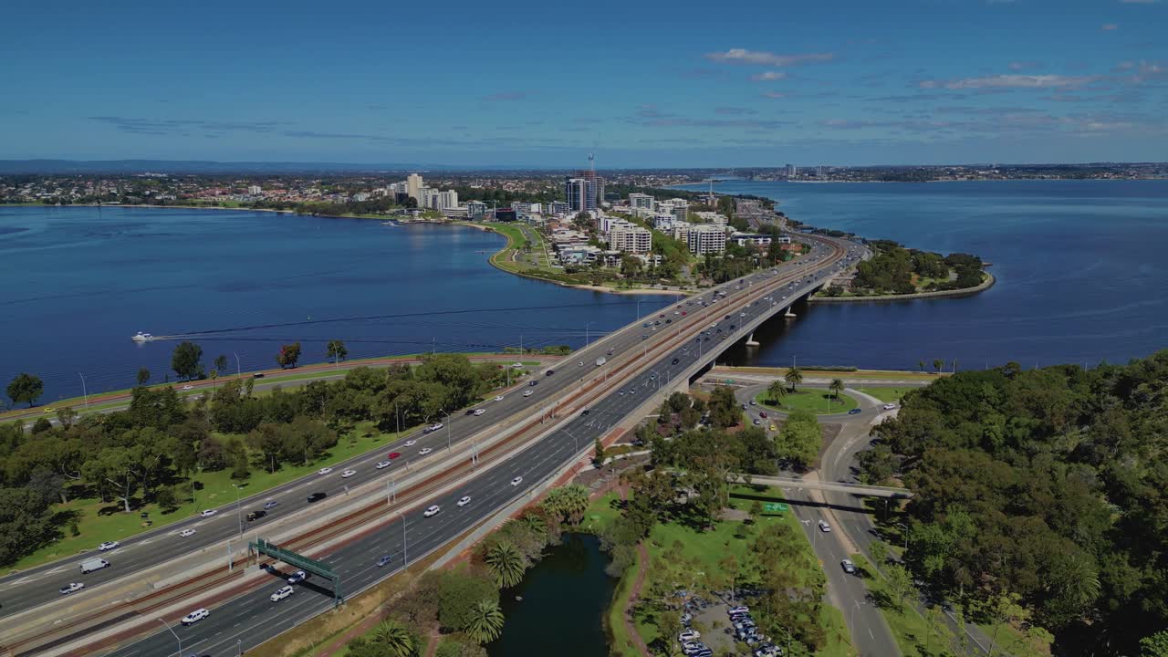 서부 오스트레일리아 퍼스 에 있는 엘리자베스 케이 위 에 있는 고속도로 나 고속도로 다리 위 에서 앞 으로 움직이는 공중 드론