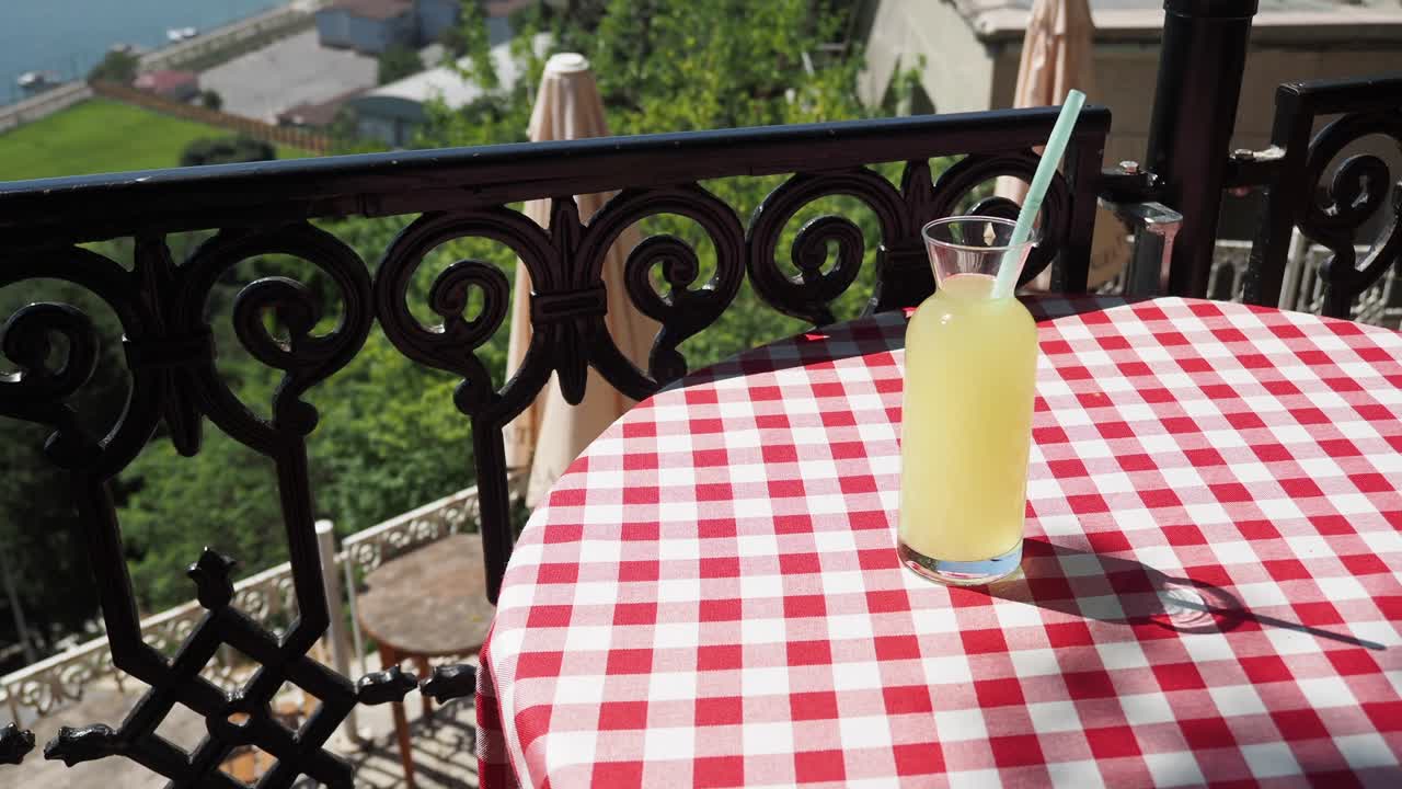 bebida de limón en el balcón con vista a la ciudad
