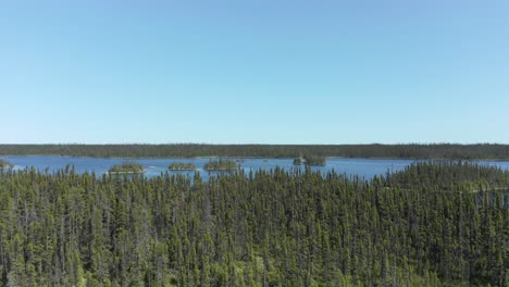 Drone-Volando-Sobre-Un-Lago-Con-Muchas-Islas