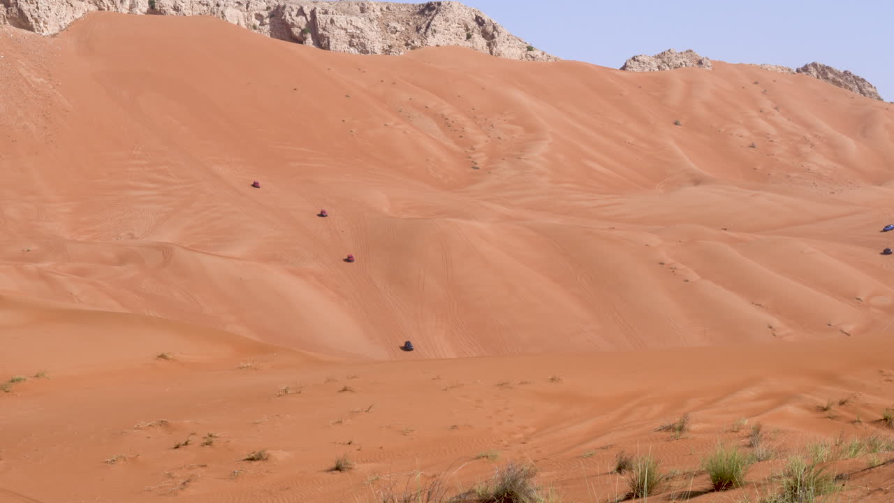 아랍에미리트 두바이 인근 샤르자의 화석암에서 뜨거운 아라비아 사막을 달리는 4륜차