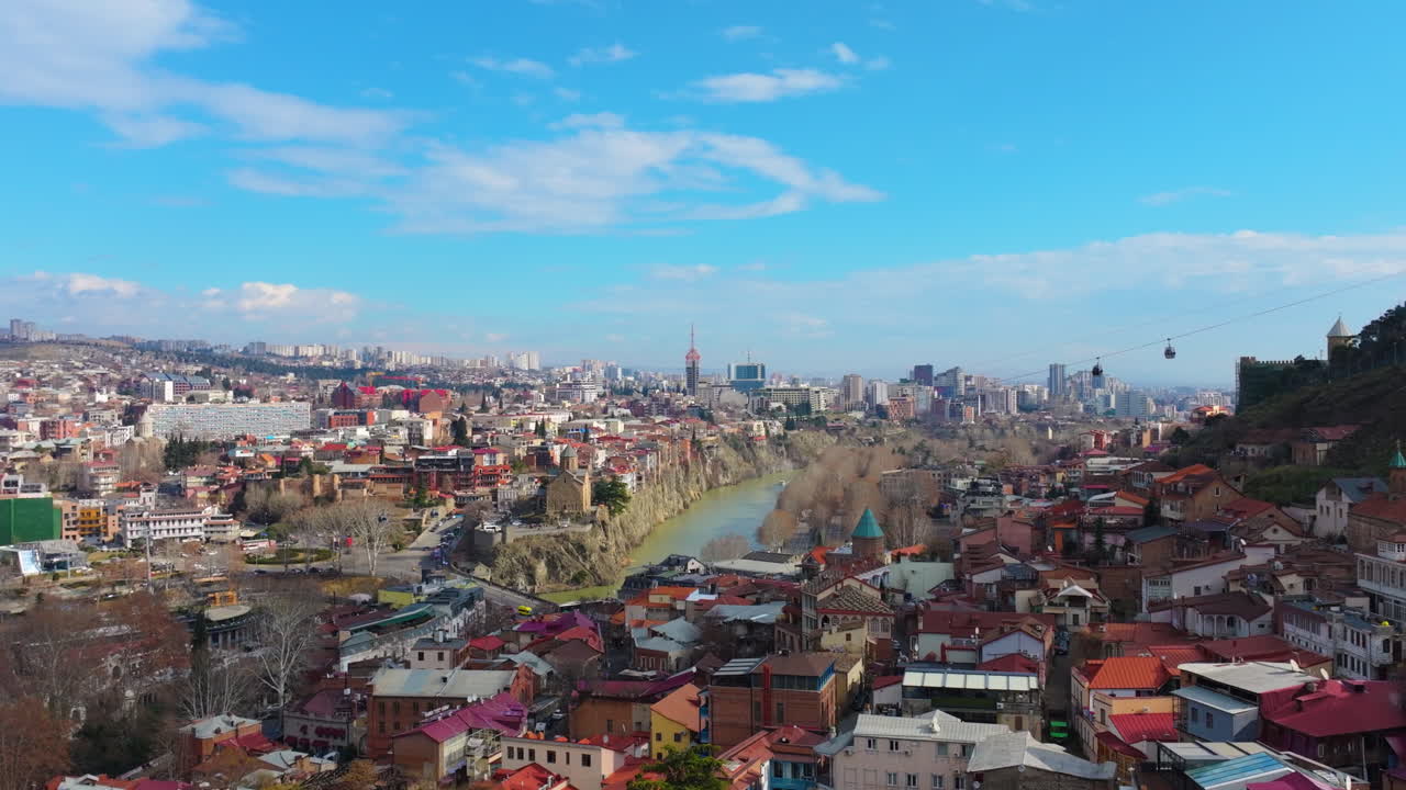 Filmato cinematografico in 4K con drone su Tbilisi in Georgia_01