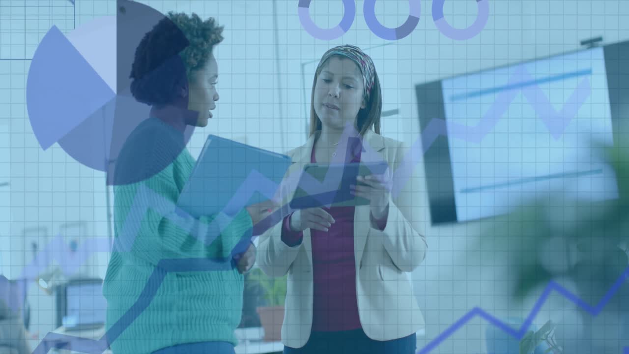 codificación y procesamiento de datos en la interfaz sobre diversas colegas femeninas discutiendo en la oficina