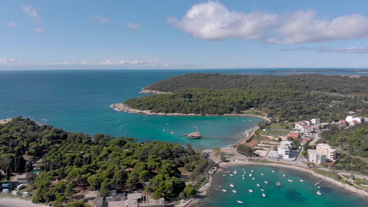 크로아티아의 아드리아 해에 있는 열대 라군 베이의 보트