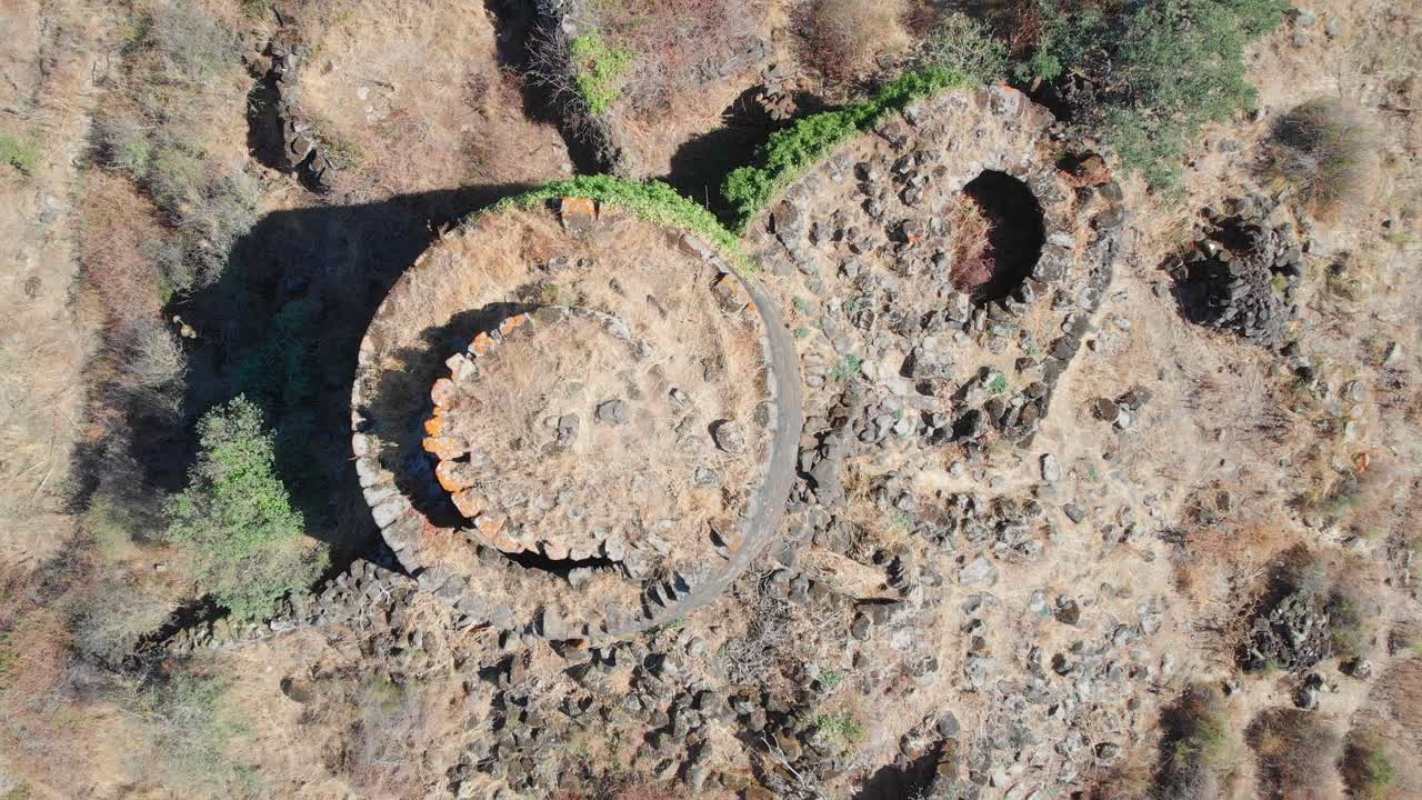 Close-up drone zenitaal shot van de Nuraghe toren in centraal Sardinië, Italië