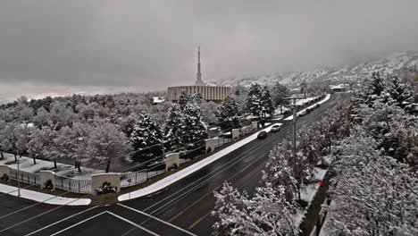 Un-Dron-Vuela-Sobre-árboles-Nevados-Y-Una-Carretera-Para-Establecer-El-Templo-Mormón-De-Provo-Lds