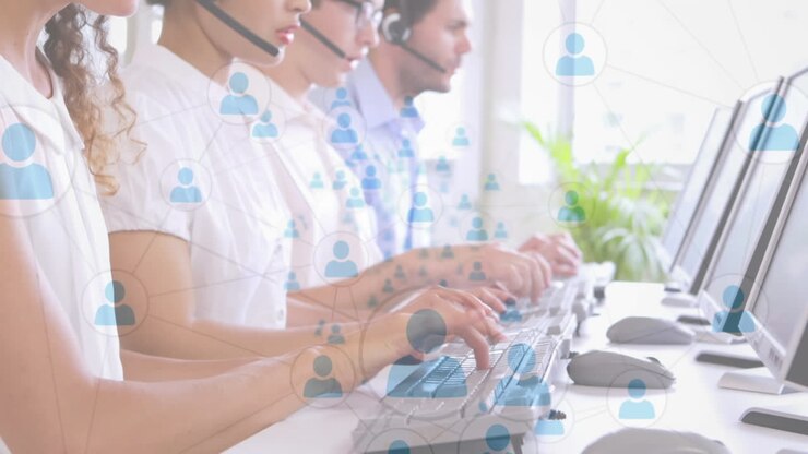 Animazione di una rete di connessioni su persone in ambito aziendale che indossano cuffie con microfono