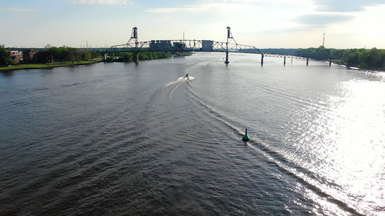 Navigare sul fiume Delaware sotto il ponte Burlington Bristol