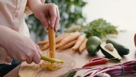 Primer-Plano-De-Las-Manos-De-Una-Mujer-Pelando-Zanahorias.