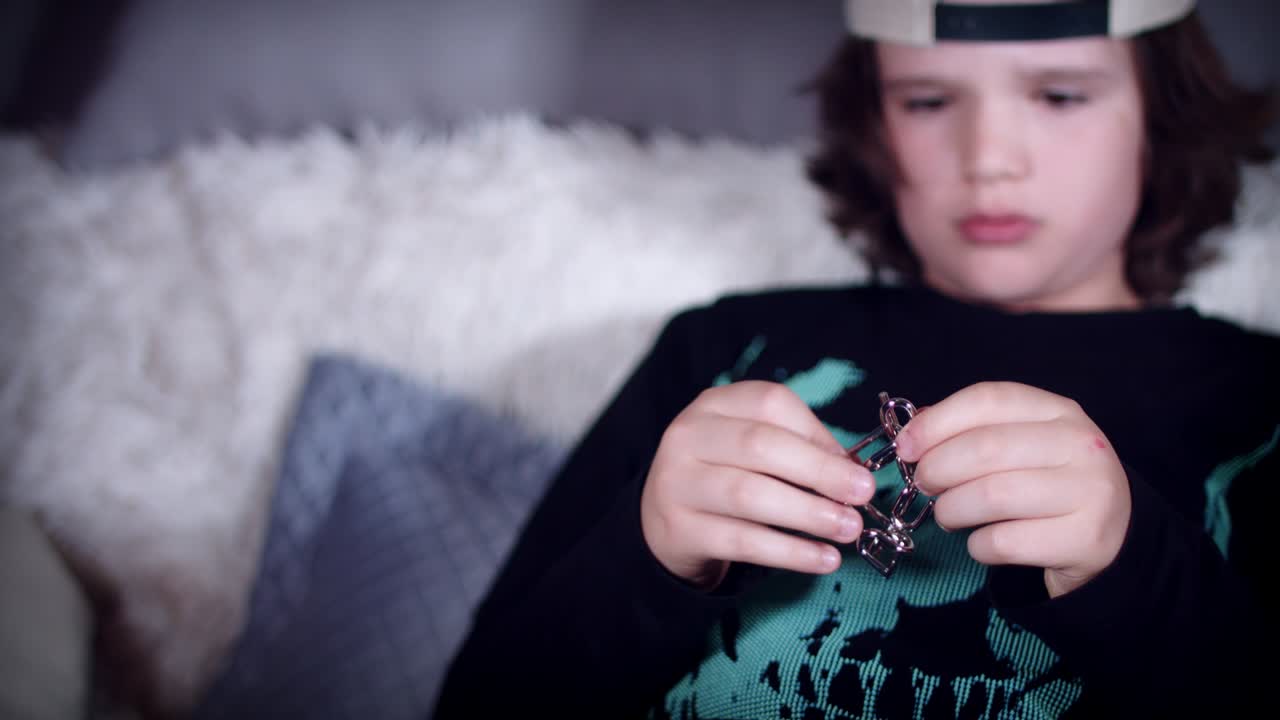 4k 클로즈업 소년 얼굴 스 3d 퍼즐 또는 수수께끼 해결