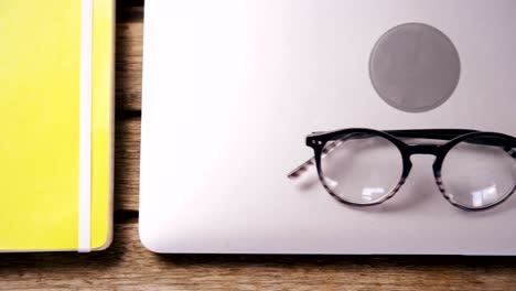 organizador, lápiz, portátil, gafas y teléfono móvil en el escritorio 4k