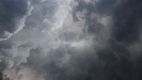 暴風雨和<unk>雲的景色 閃電擊中