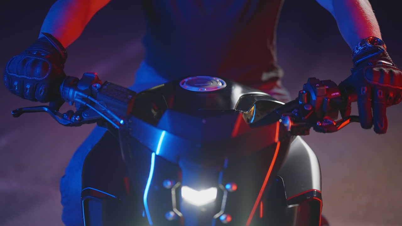 piloto de motocicleta vista de cerca con iluminación vibrante