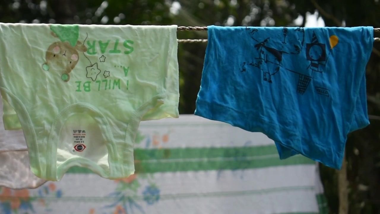Vestiti per bambini appesi a uno stendibiancheria