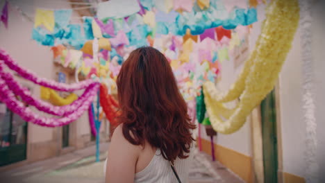 chica en la festa dos tabuleiros tomar portugal en una hermosa calle decorada sonriendo a la cámara