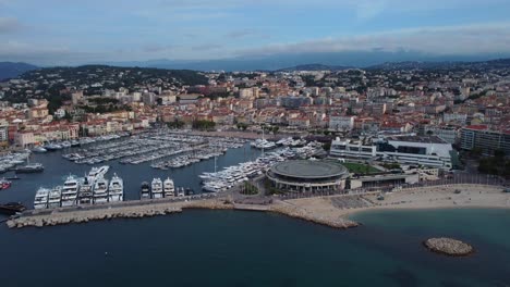 Drohnenaufnahme,-Bootshafen-Und-Palast-Der-Festivals-Und-Kongresse-In-Cannes