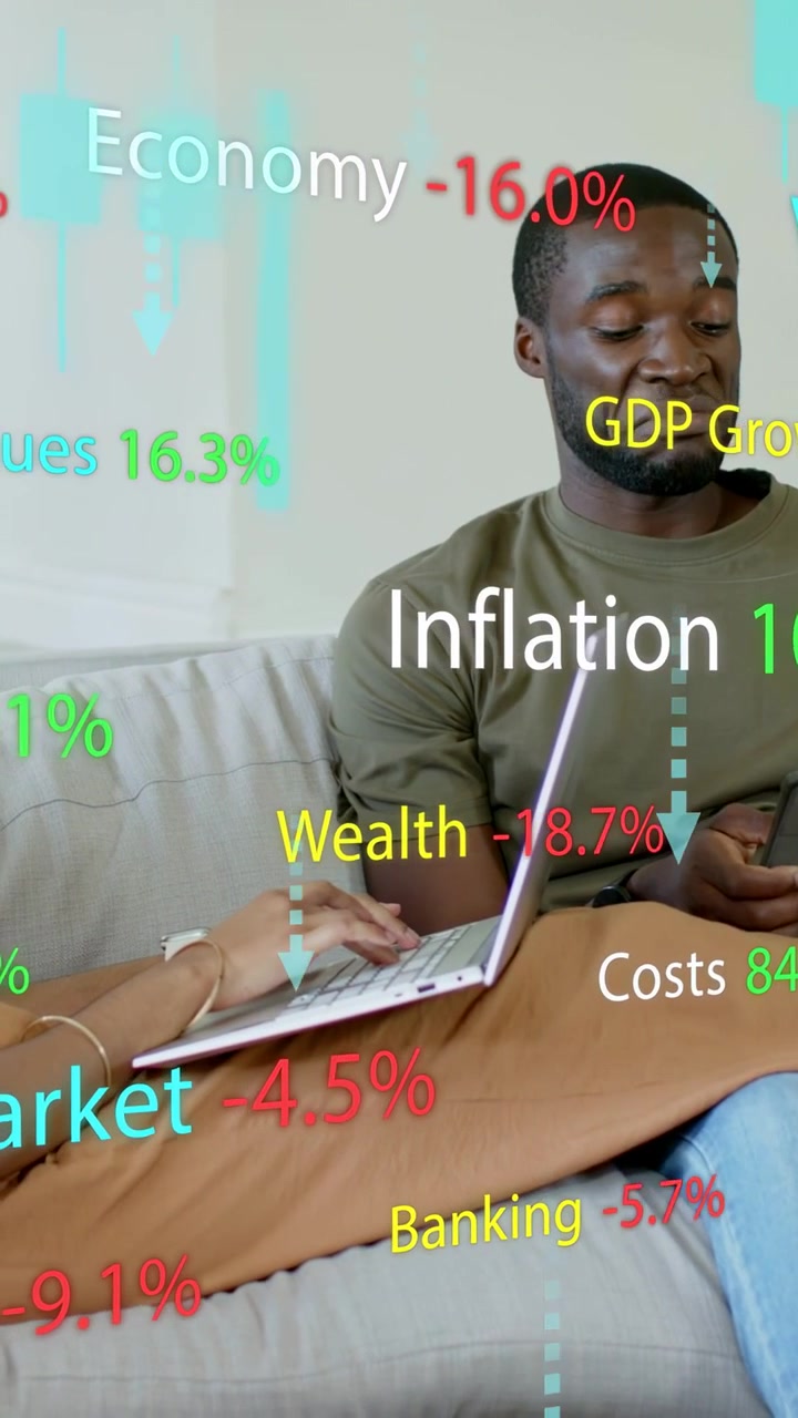 Video verticale: Donna che digita sul laptop e uomo che tocca il telefono sul divano, generando un grafico finanziario che traccia le statistiche.