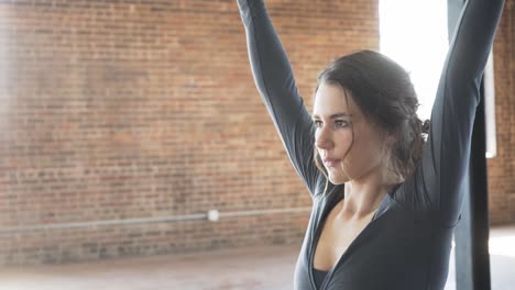 Atleta-Femenina-Realizando-Ejercicios-Básicos-En-Estera-De-Yoga