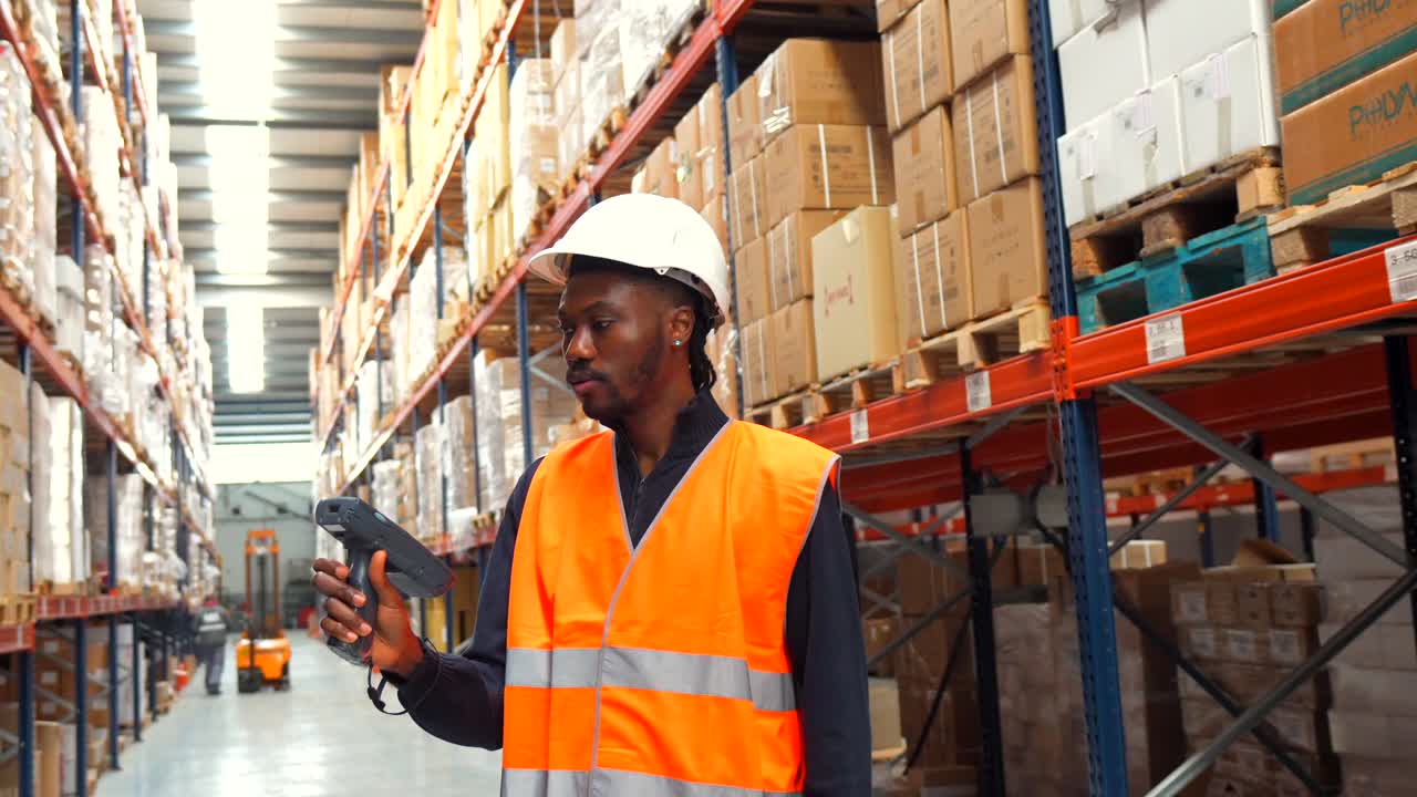 trabajador del almacén escaneando el inventario