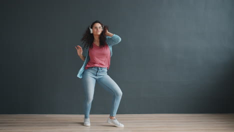 mujer bailando a la música