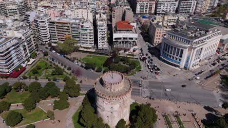 Aerial-view-of-the-White-tower-in-Thessaloniki,-Greece