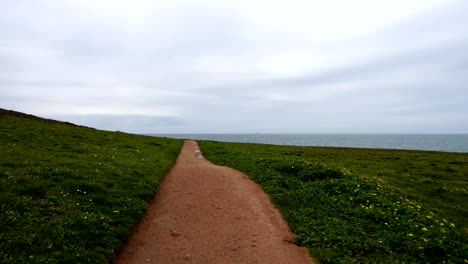 el camino a pie en la montaña sobre el océano atlántico. la coruña, españa.