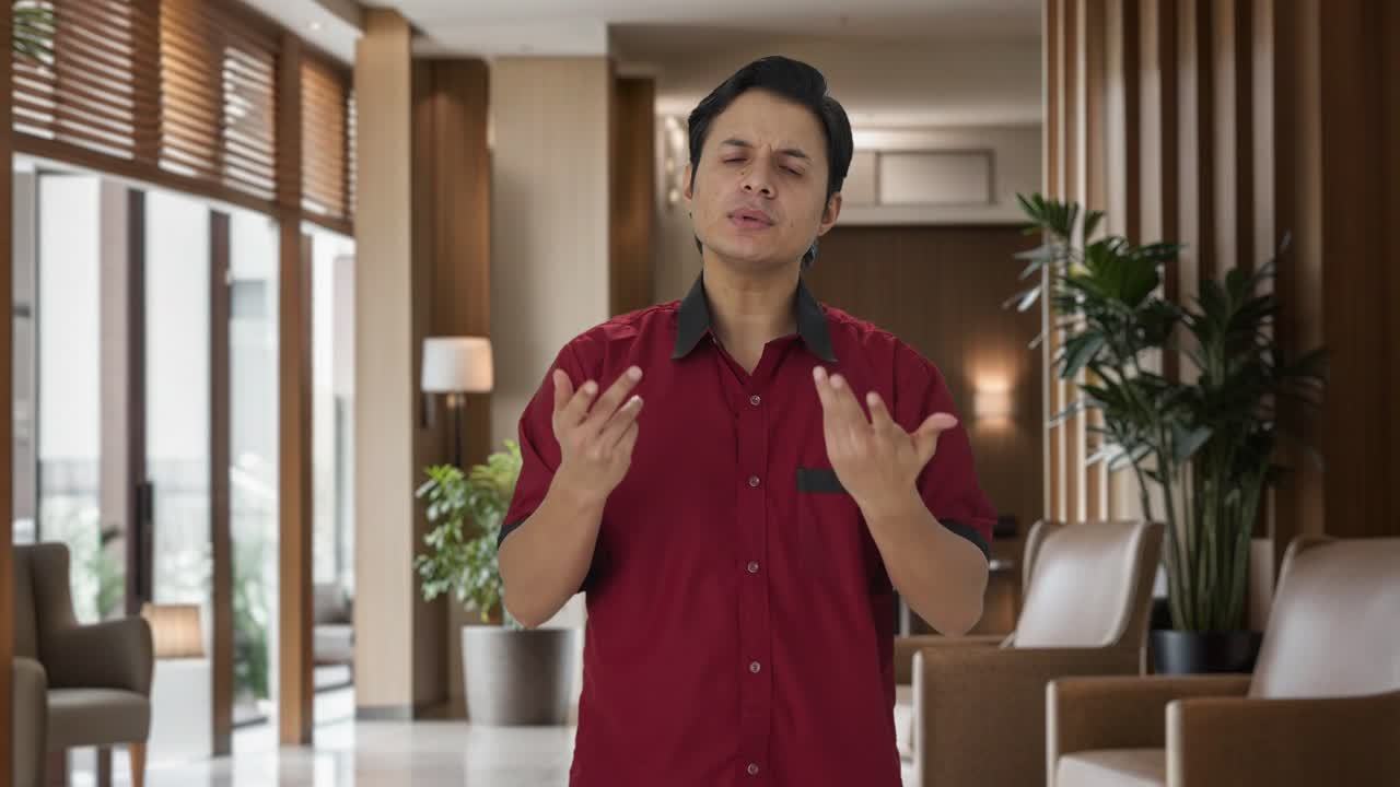 인도인 집 관리자가 누군가와 이야기하고 있습니다.