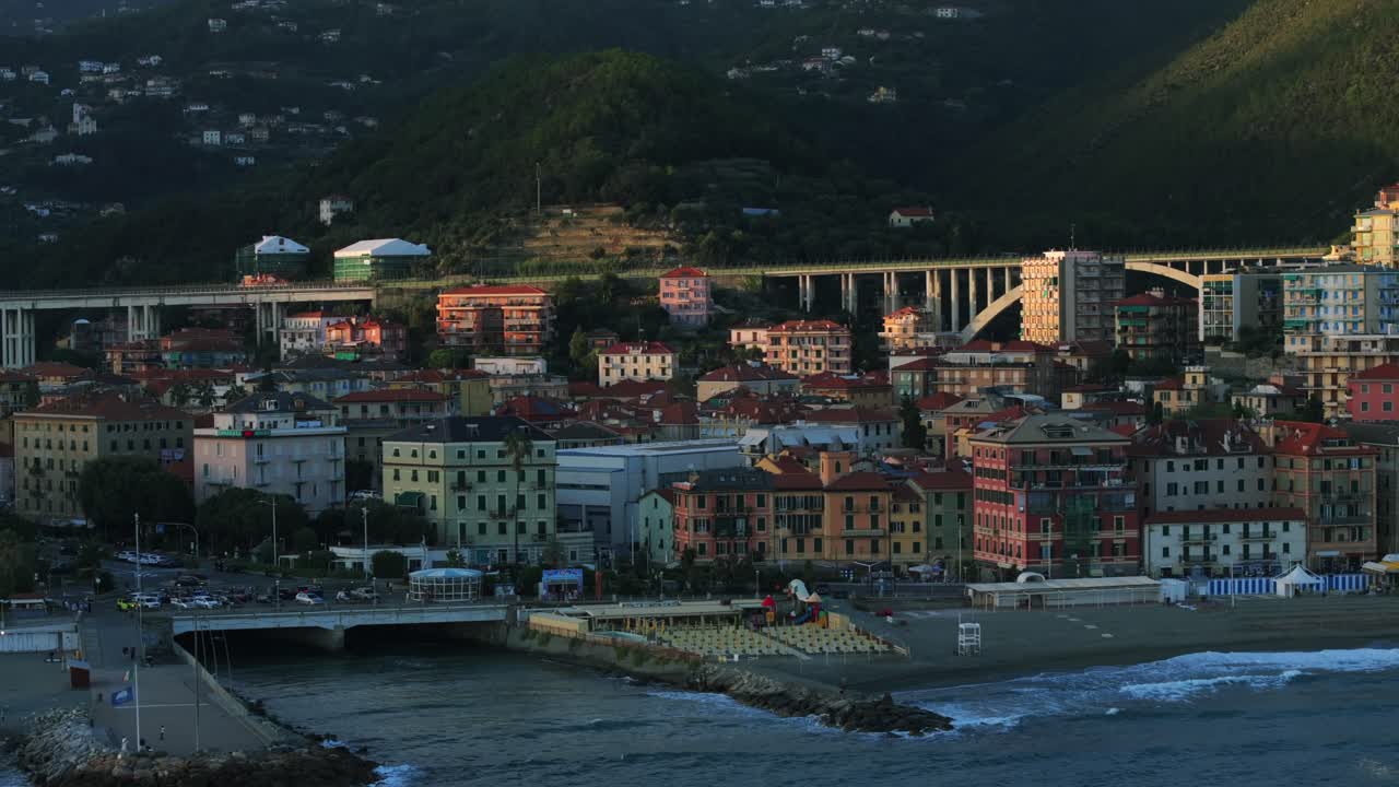 다채로운 건물 과 산악적 인 배경 으로 이루어진 이탈리아 의 바람직 한 해안 지역 인 바라제 의 놀라운 공중 전망