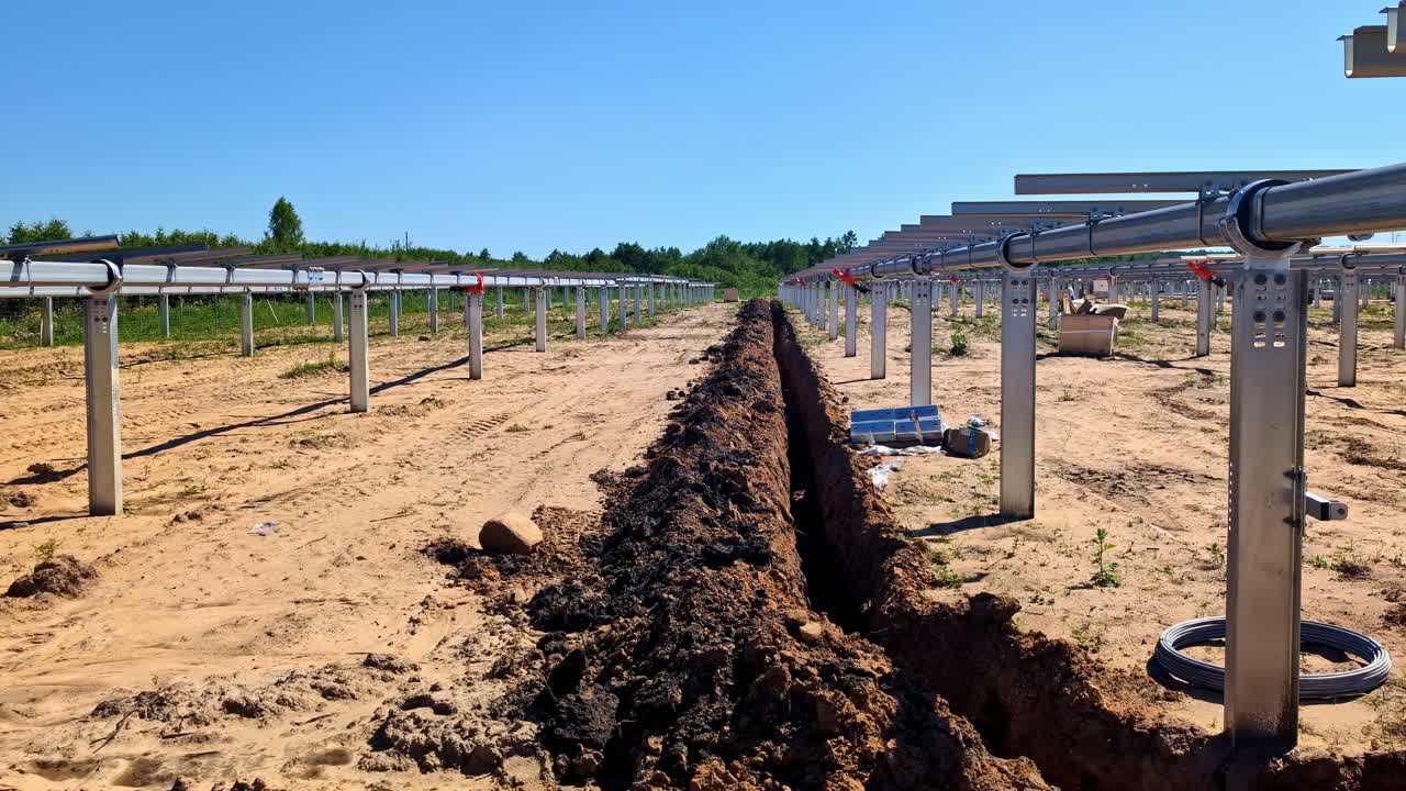 excavar líneas eléctricas bajo un nuevo panel solar, campo de energía renovable, día soleado