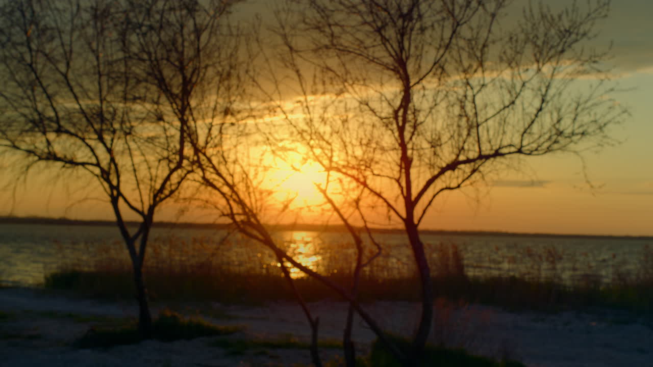 해가 지는 물 지평선은 바다 자연 풍경 배경에서 노란색 하늘에 빛납니다.