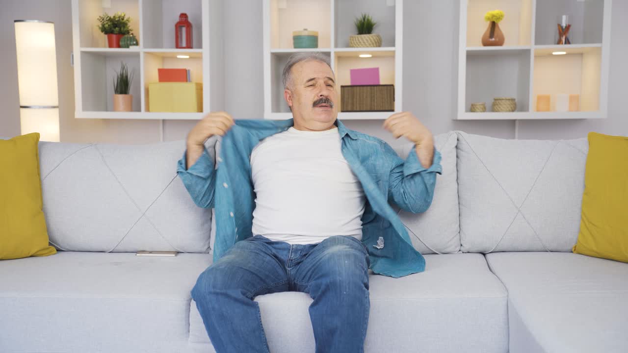 ⁇ 은이는 집에서 더위로 질식하고 있습니다.