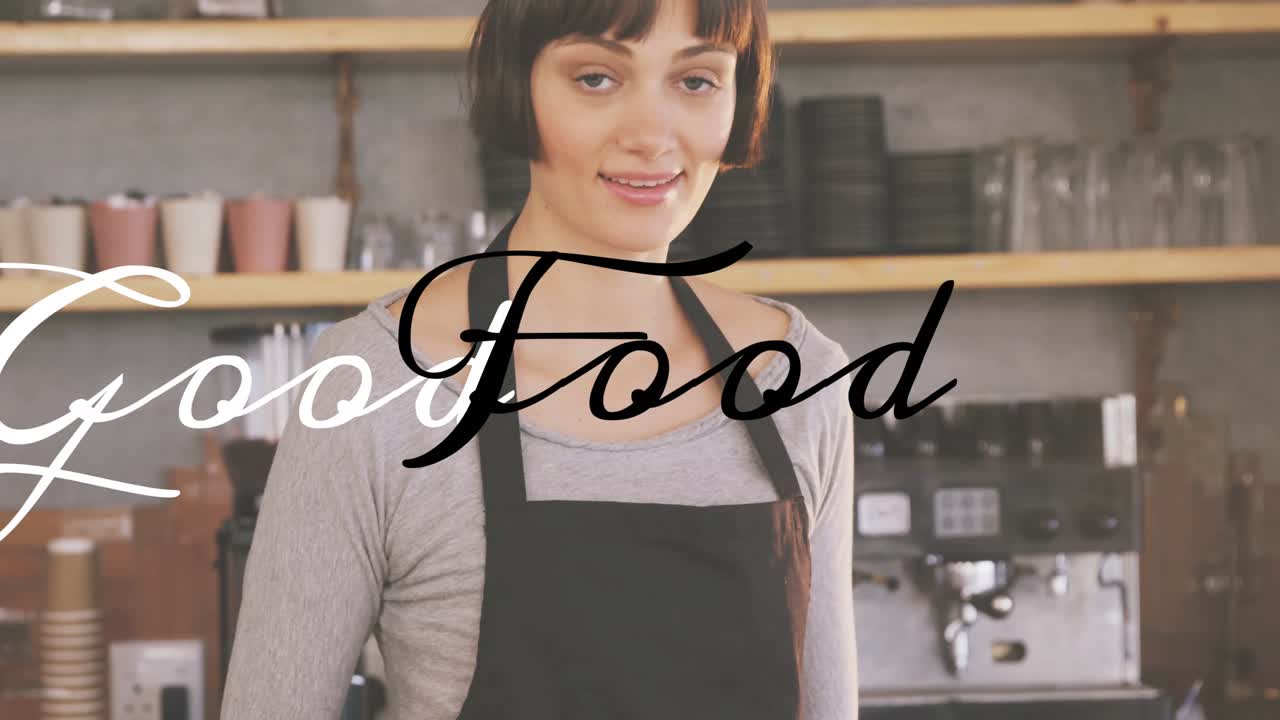 Donna sorridente in grembiule con la scritta Good Food su sfondo di cucina