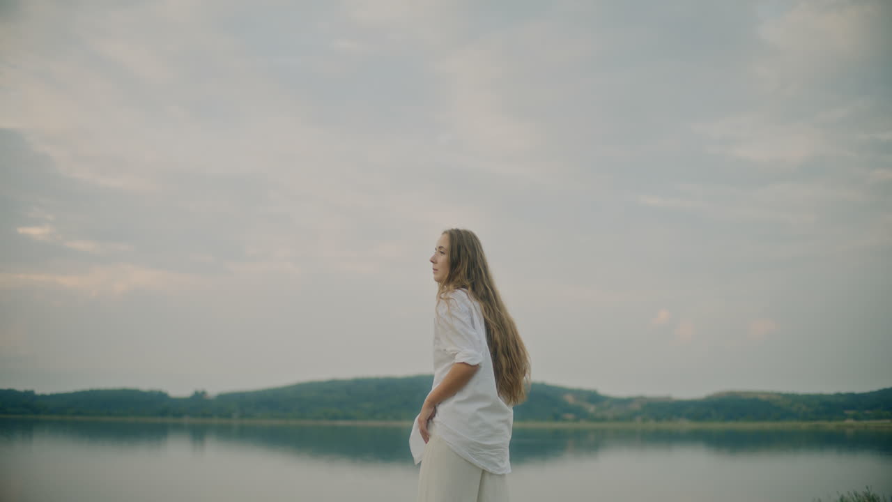 호수 의 초상화 에 있는 사려 깊은 여자