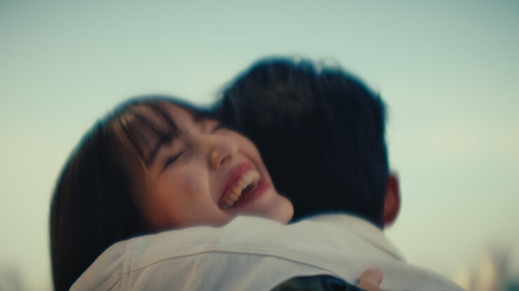 Una pareja abrazándose.