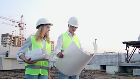 Männlicher-Ingenieur-Und-Architektin-Auf-Einer-Baustelle.-Teamarbeit-Bei-Der-Gebäudeentwicklung-Und-Mitarbeiterkonzept.-Männlicher-Ingenieur-Und-Architektin-Auf-Einer-Baustelle.