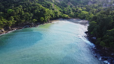 Vista-Aérea-De-Drones-Del-Paisaje-Marino-Natural-De-Costa-Rica,-Bosque-Verde-Selvático-En-Centroamérica,-Destino-De-Vacaciones