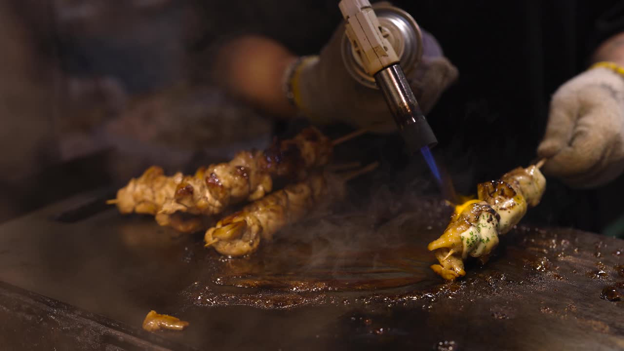 Cucinare carne allo spiedo con un cannello