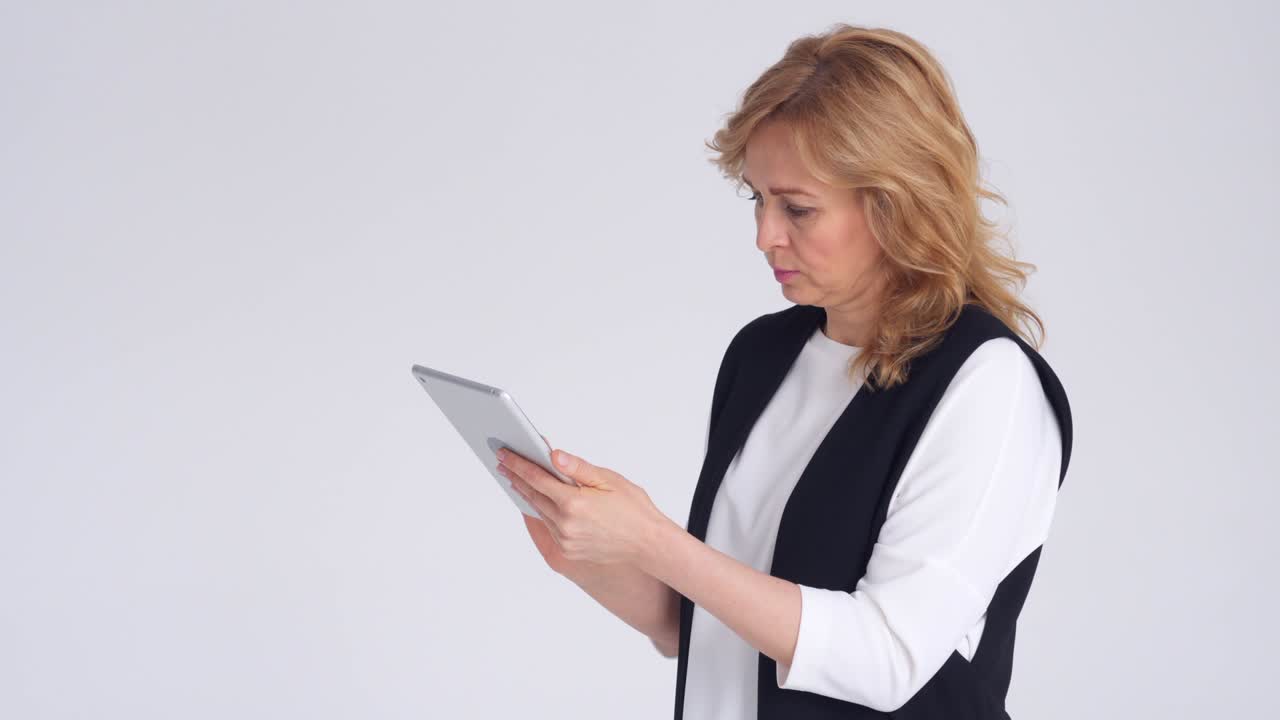 태블릿을 사용하는 성인 백인 사업가