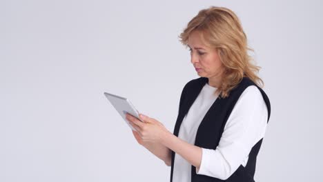 mujer de negocios caucásica adulta usando una tableta